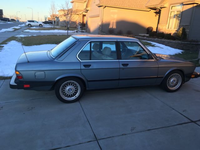 1988 Blue BMW 5-Series Sedan