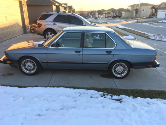 1988 Blue BMW 5-Series Sedan