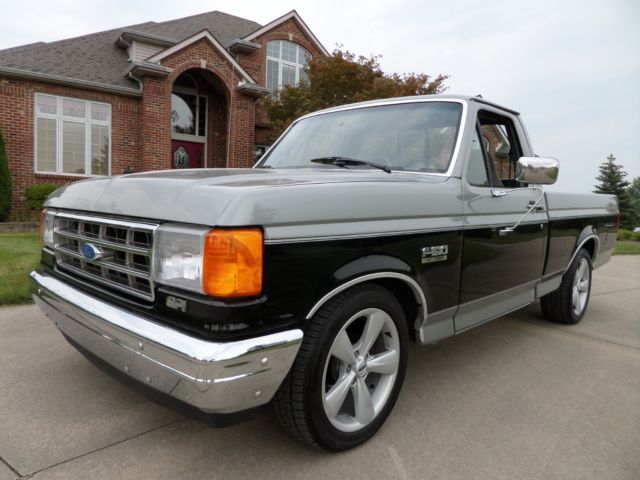 1990 Silver/Black Ford F-150 Standard Cab Pickup