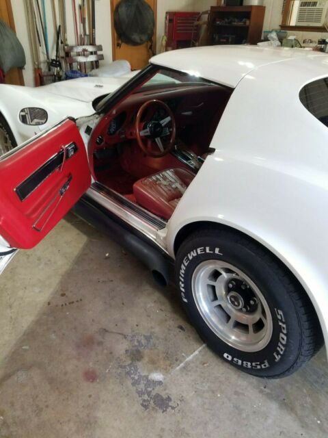 1977 White Chevrolet Corvette Coupe