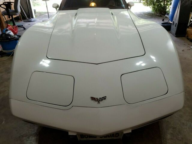 1977 White Chevrolet Corvette Coupe