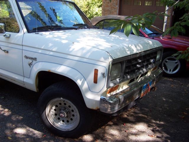 1985 CREAM Ford Bronco II SUV