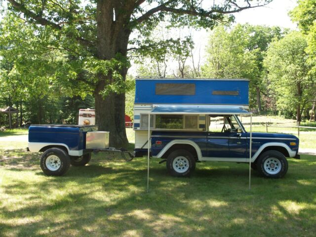 1972 BLUE/WHITE Ford Bronco Wagon