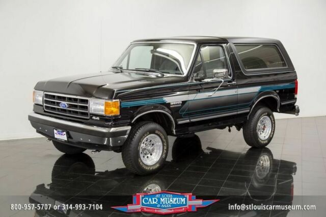 1990 Black Ford Bronco XLT 4x4 --