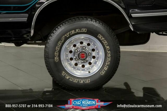 1990 Black Ford Bronco XLT 4x4 --