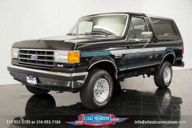1990 Black Ford Bronco XLT 4x4 --