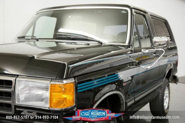 1990 Black Ford Bronco XLT 4x4 --