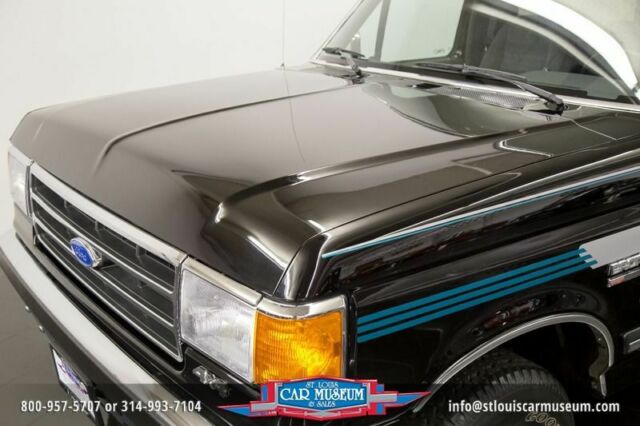 1990 Black Ford Bronco XLT 4x4 --