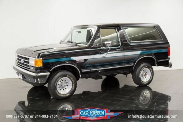 1990 Black Ford Bronco XLT 4x4 --