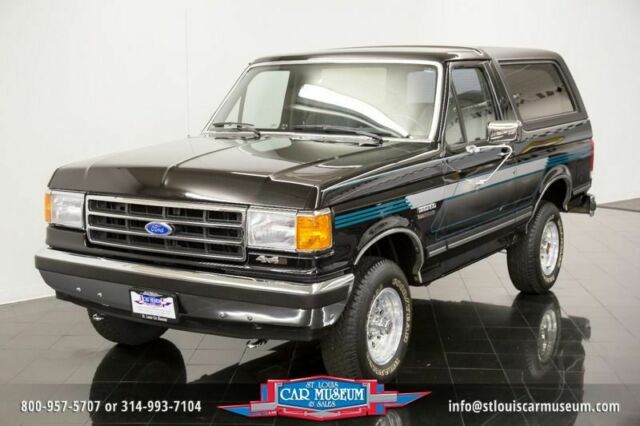 1990 Black Ford Bronco XLT 4x4 --