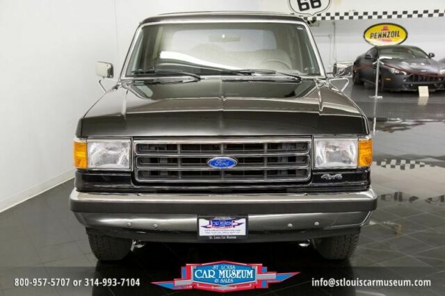 1990 Black Ford Bronco XLT 4x4 --