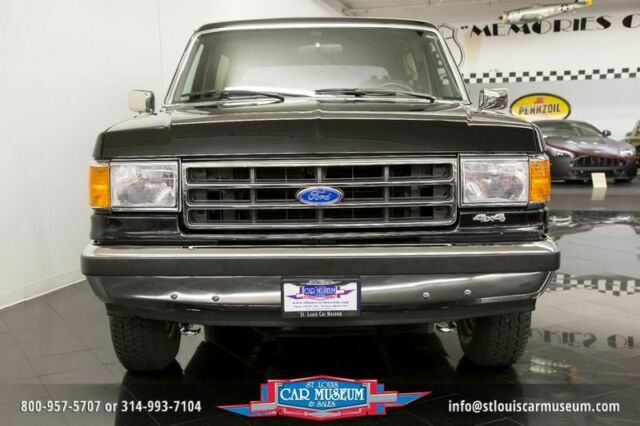 1990 Black Ford Bronco XLT 4x4 --
