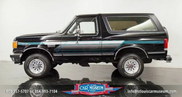 1990 Black Ford Bronco XLT 4x4 --