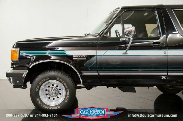 1990 Black Ford Bronco XLT 4x4 --