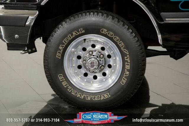 1990 Black Ford Bronco XLT 4x4 --