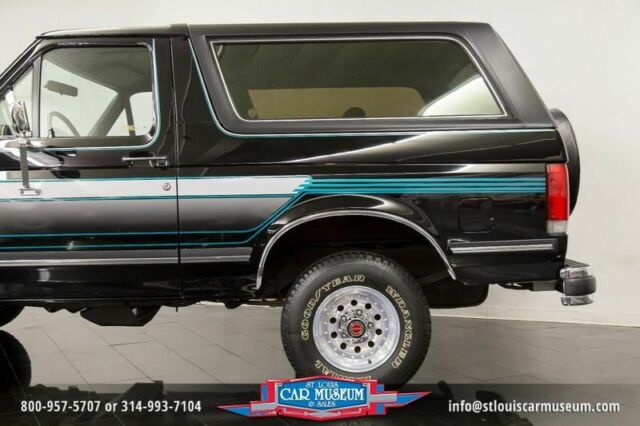 1990 Black Ford Bronco XLT 4x4 --