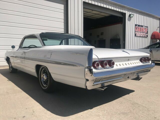 1961 White Pontiac Bonneville Coupe