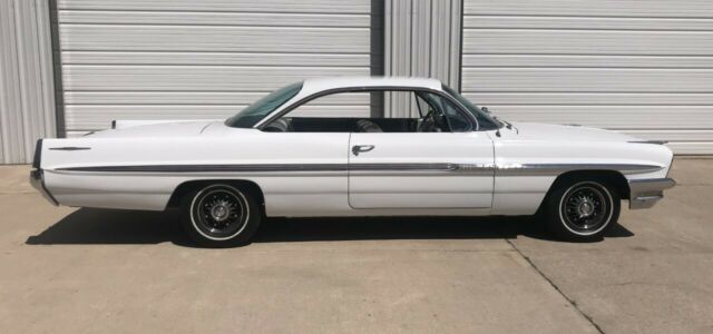 1961 White Pontiac Bonneville Coupe