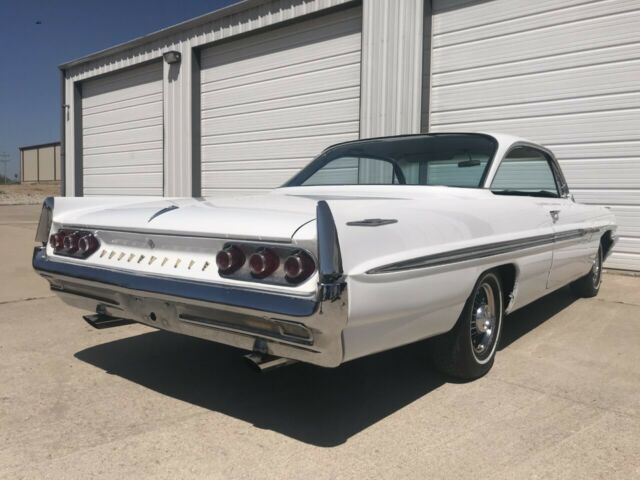 1961 White Pontiac Bonneville Coupe
