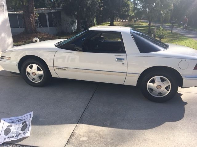1989 White Buick Reatta Coupe