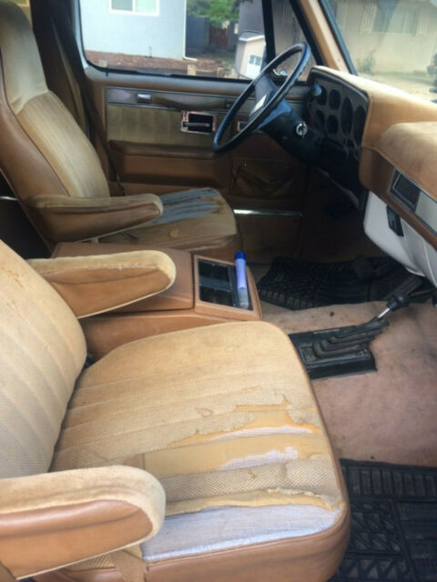 1988 White Chevrolet Suburban SUV