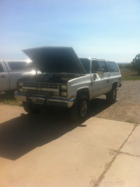 1988 White Chevrolet Suburban SUV