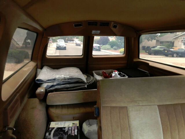 1988 White Chevrolet Suburban SUV