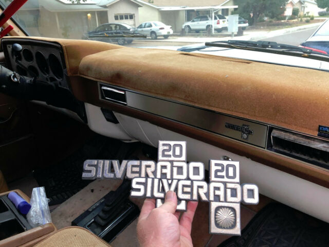 1988 White Chevrolet Suburban SUV