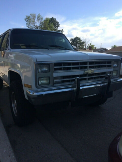 1988 White Chevrolet Suburban SUV