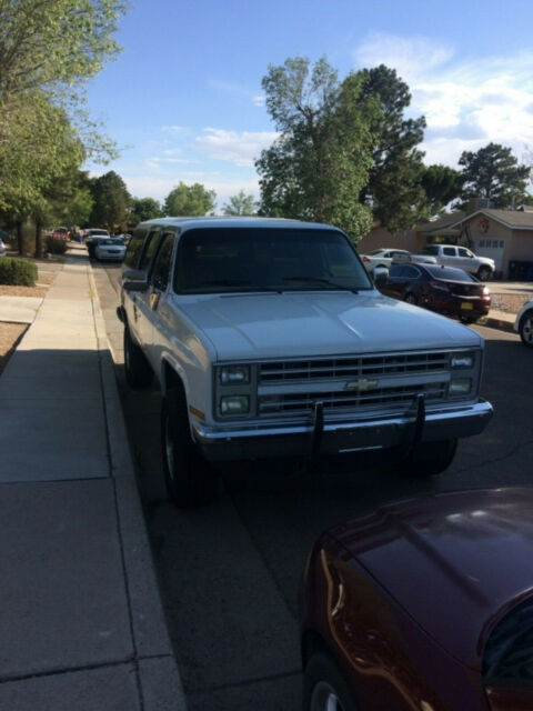 1988 White Chevrolet Suburban SUV