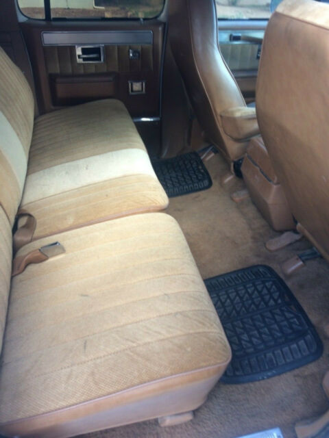 1988 White Chevrolet Suburban SUV