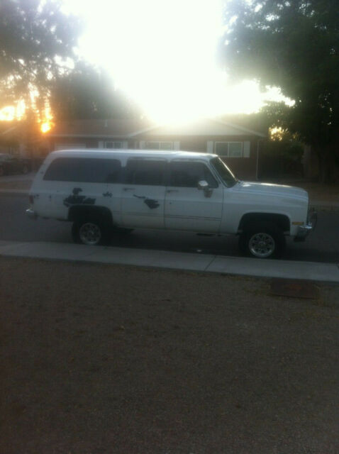 1988 White Chevrolet Suburban SUV