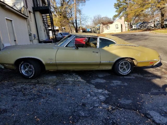1970 Gold Oldsmobile Cutlass Coupe