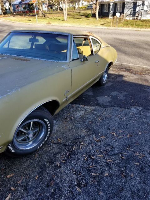 1970 Gold Oldsmobile Cutlass Coupe