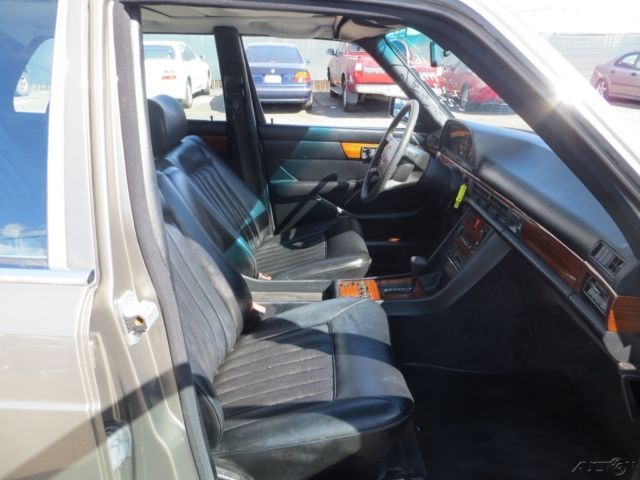 1986 Silver Mercedes-Benz 400-Series Sedan