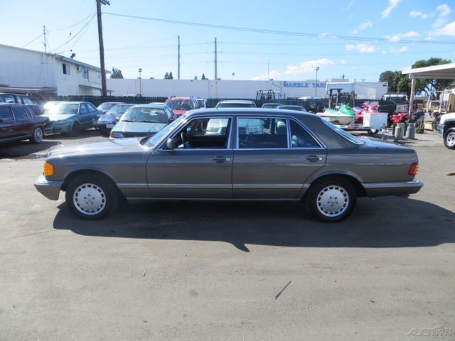 1986 Silver Mercedes-Benz 400-Series Sedan