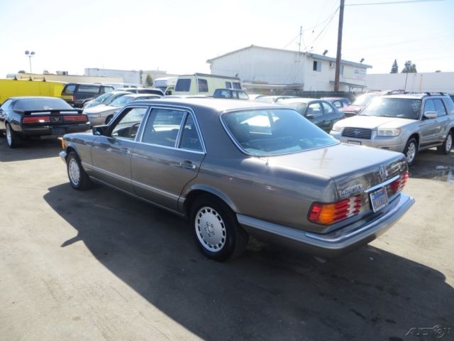 1986 Silver Mercedes-Benz 400-Series Sedan