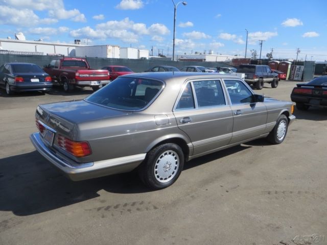 1986 Silver Mercedes-Benz 400-Series Sedan