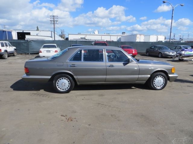 1986 Silver Mercedes-Benz 400-Series Sedan