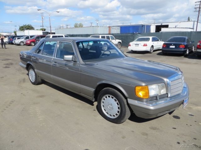 1986 Silver Mercedes-Benz 400-Series Sedan