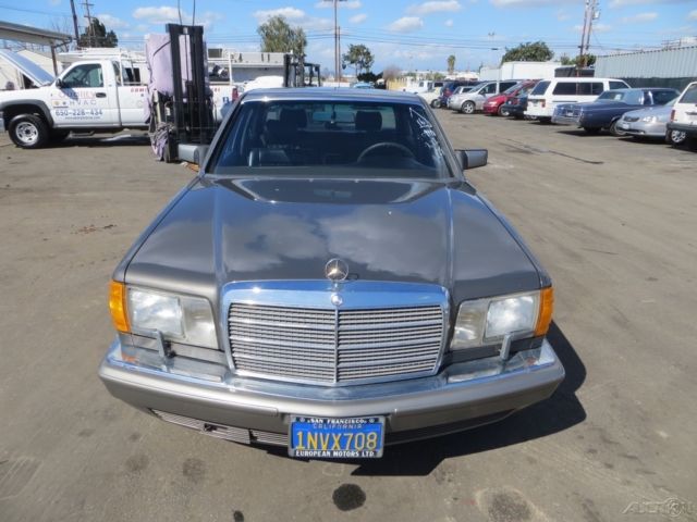 1986 Silver Mercedes-Benz 400-Series Sedan