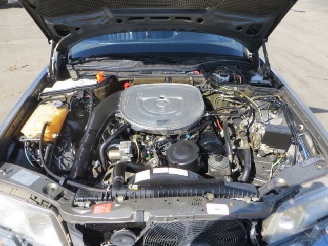 1986 Silver Mercedes-Benz 400-Series Sedan