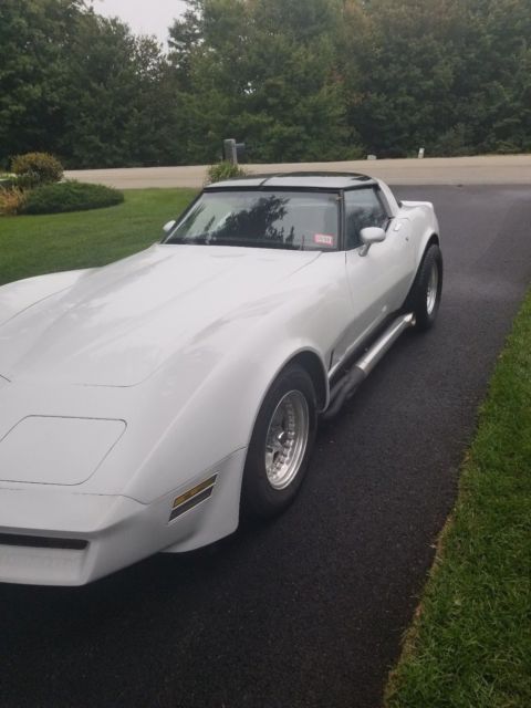 1981 White Chevrolet Corvette Coupe