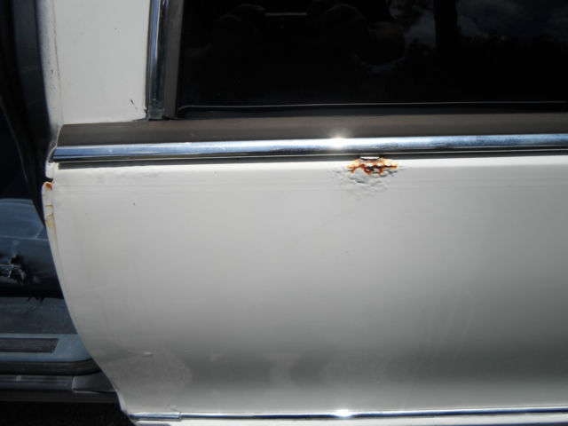 19940000 White Cadillac Fleetwood Limousine