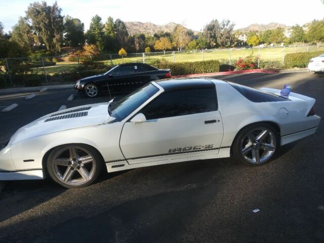 1989 White Chevrolet Camaro Coupe
