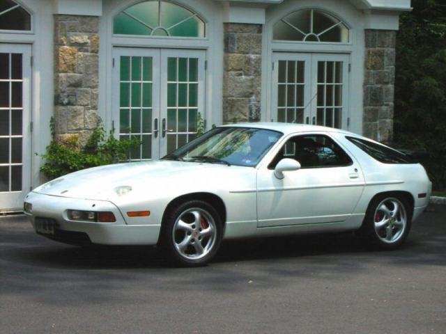 1987 White Porsche 928 Coupe