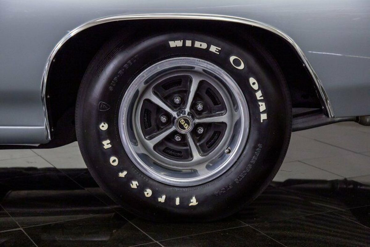 1970 Silver Chevrolet Chevelle --