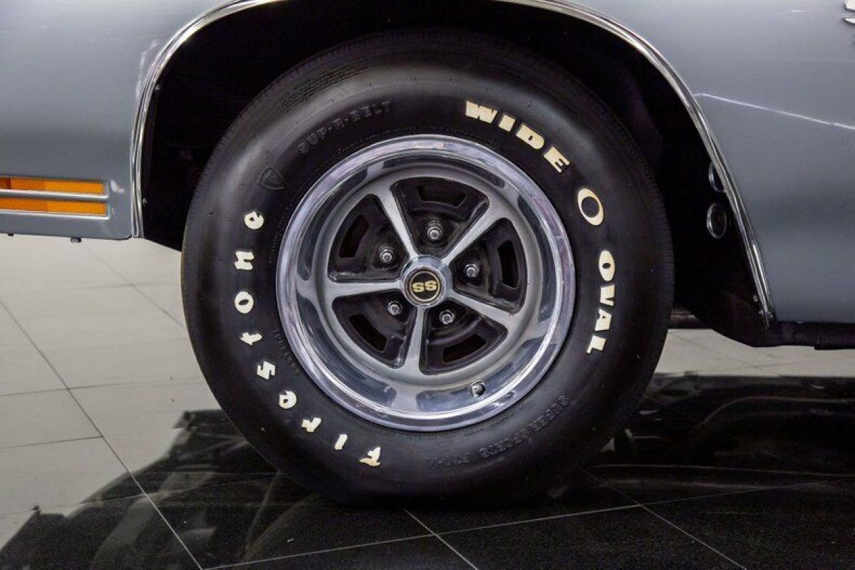 1970 Silver Chevrolet Chevelle --