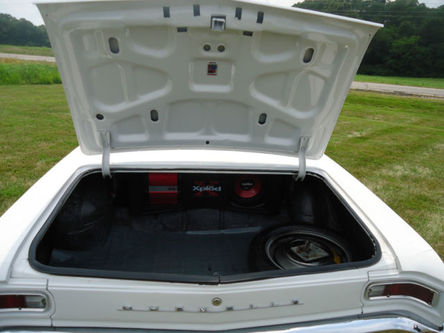 19660000 White Chevrolet Chevelle Sedan
