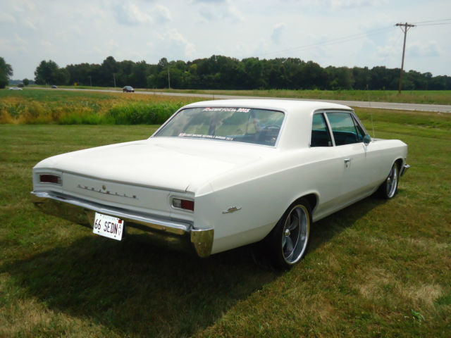 19660000 White Chevrolet Chevelle Sedan